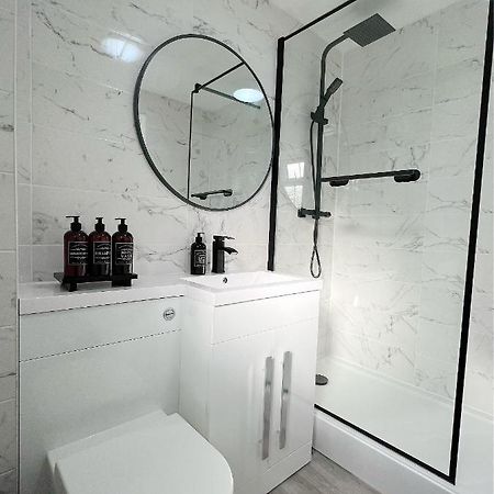 Stunning Apartment In Beckton With Private Entrance London Exterior photo